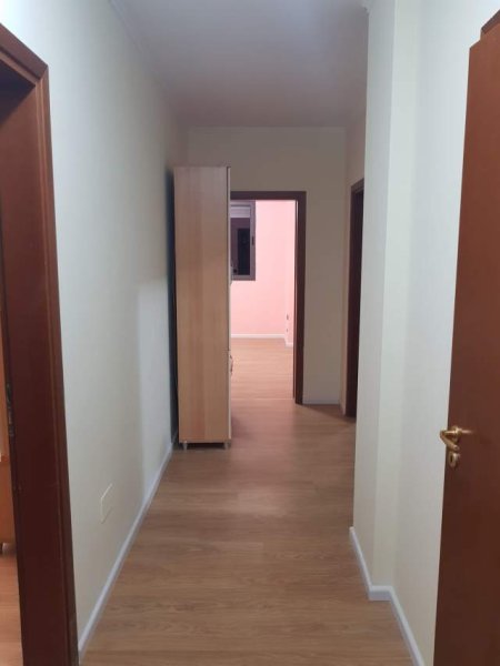 Tirane, jepet me qera ambjent biznesi Kati 10, 108 m² 600 Euro (Rruga Lidhja e Prizrenit)