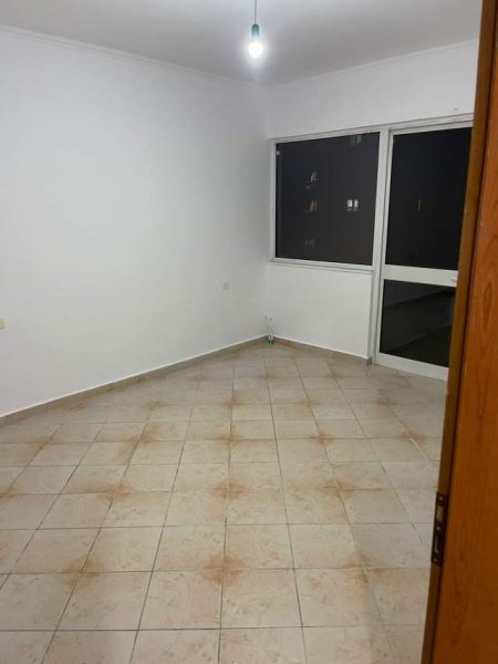 Tirane, jepet me qera ambjent biznesi Kati 3, 70 m² 30.000 Leke (Don Bosko prane Ferrarit)