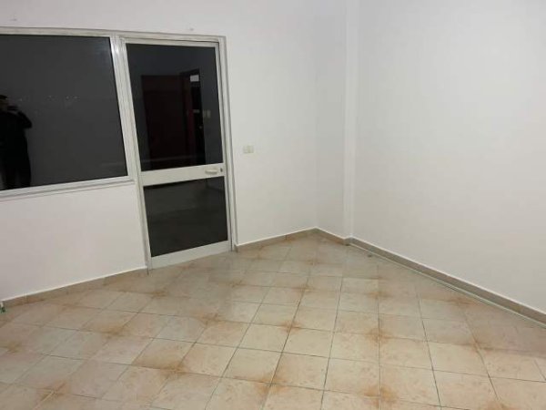 Tirane, jepet me qera ambjent biznesi Kati 3, 70 m² 30.000 Leke (Don Bosko prane Ferrarit)