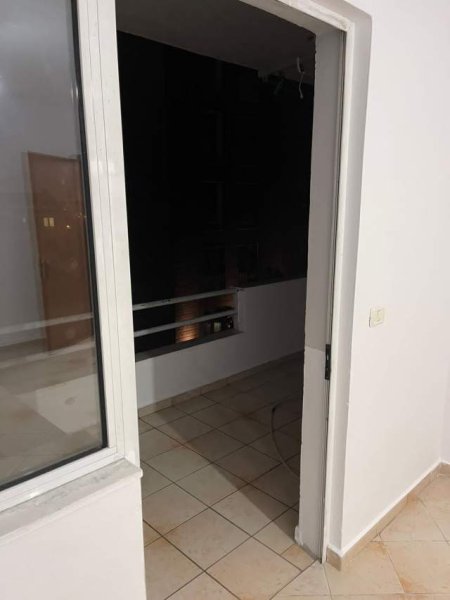 Tirane, jepet me qera ambjent biznesi Kati 3, 70 m² 30.000 Leke (Don Bosko prane Ferrarit)