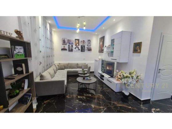 Tirane, jepet me qera apartament 400 Euro (xhamlliku)