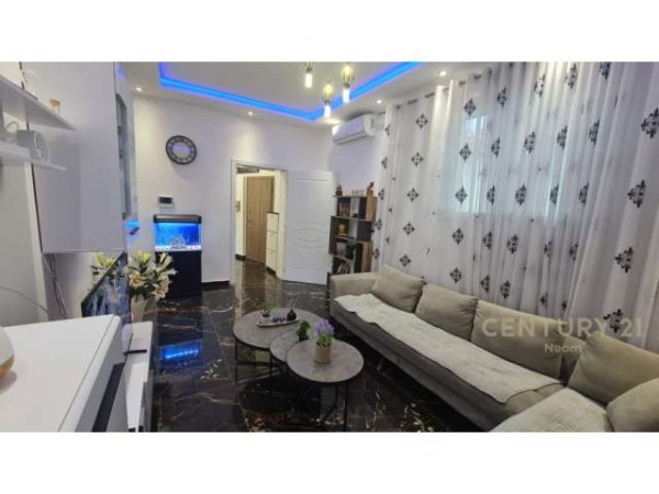 Tirane, jepet me qera apartament 400 Euro (xhamlliku)