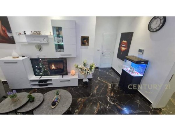 Tirane, jepet me qera apartament 400 Euro (xhamlliku)