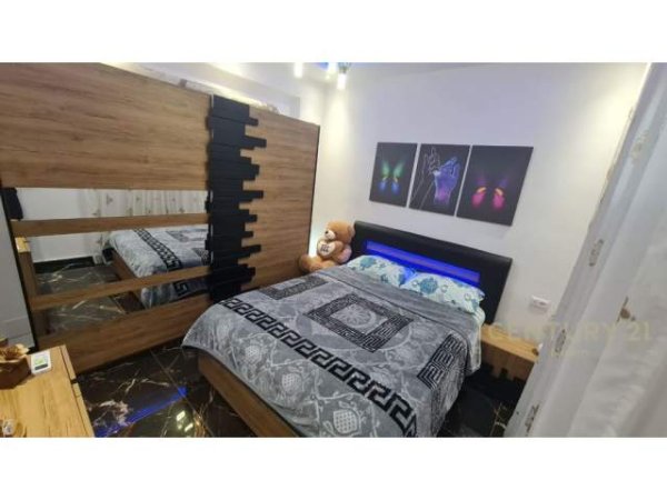 Tirane, jepet me qera apartament 400 Euro (xhamlliku)