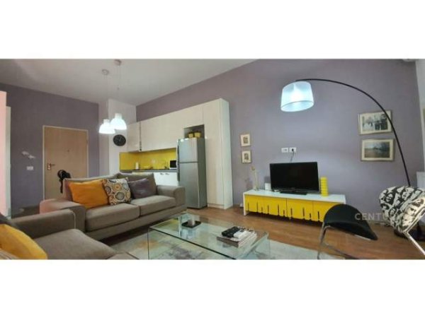 Tirane, jepet me qera apartament 2+1 700 Euro