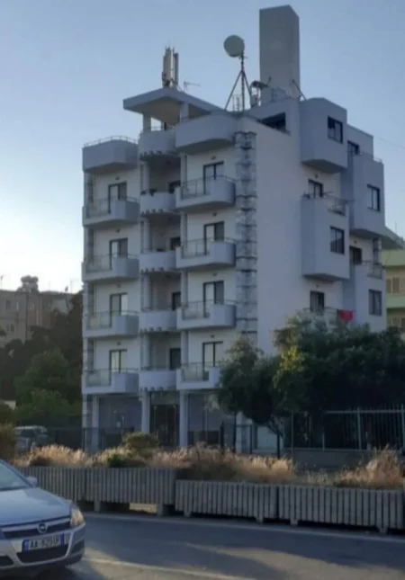 Shitet ndertese 6 kateshe perballe me portin