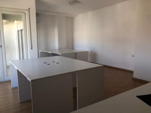 Tirane, jepet me qera apartament 4+1+BLK Kati 7, 200 m² 800 Euro (Rruga Artan Lenja)