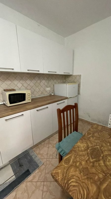 Tirane, jepet me qera shtepi 1+1 Kati 1, 60 m² 300 € (Spitali Amerikan 2)