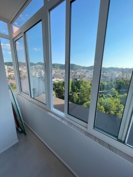 Tirane, jepet me qera apartament 1+1+Ballkon Kati 8, 78 m² 550 € (Rruga e Kavajes)