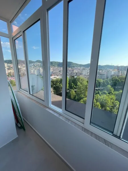 Tirane, jepet me qera apartament 1+1+Ballkon Kati 8, 78 m² 550 € (Rruga e Kavajes)
