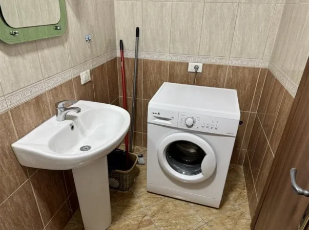 Tirane, jepet me qera apartament 1+1+Ballkon Kati 7, 65 m² 420 € (Rruga Teodor Keko)