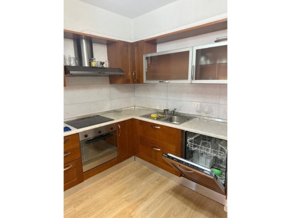 Tirane, jepet me qera apartament 1+1+Ballkon Kati 5, 68 m² 500 € (EL114204)