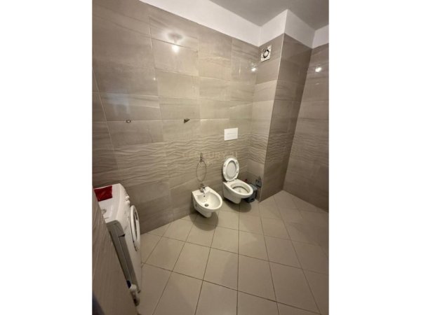 Tirane, jepet me qera apartament 1+1+Ballkon Kati 5, 68 m² 500 € (EL114204)