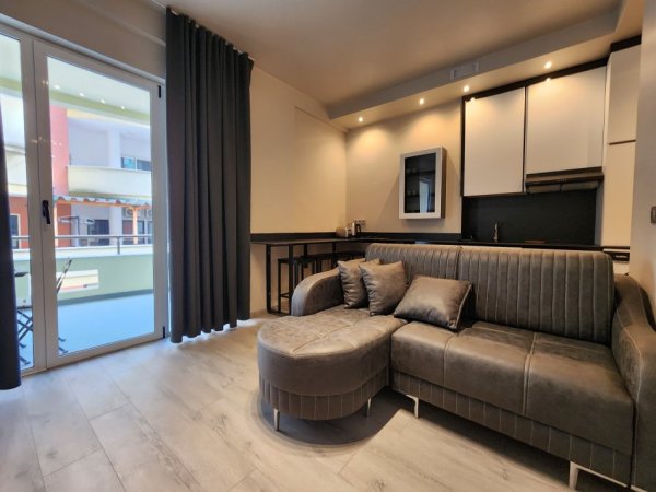 Jepet me Qira: 1+1+ Ballkon || 📌Liqeni Artificial, Vija e pare pallati Swan || Hera e pare me Qera || 600€/ Muaji