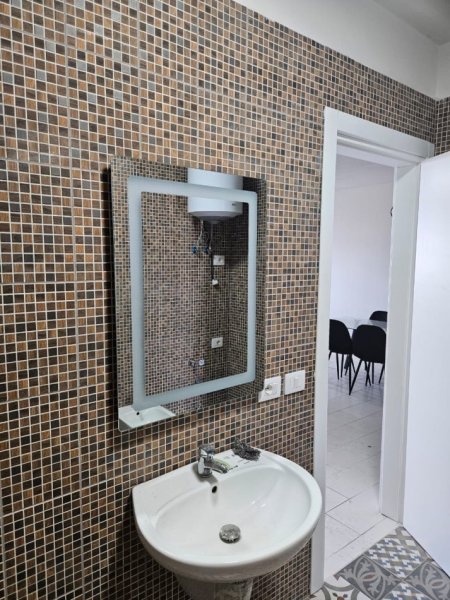 Shqiperi, jepet me qera apartament 1+1+Ballkon Kati 11, 65 m² 450 € (Bedri karapici)