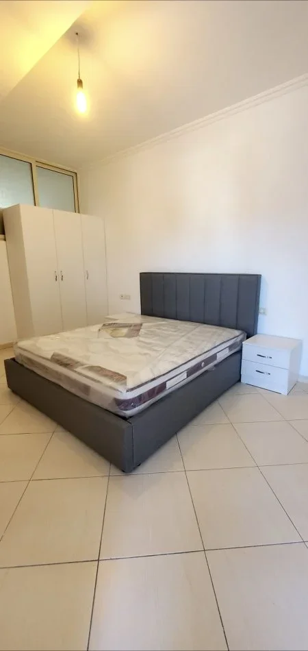Tirane, jepet me qera apartament 2+1+Ballkon Kati 6, 400 € (Teodor Keko)