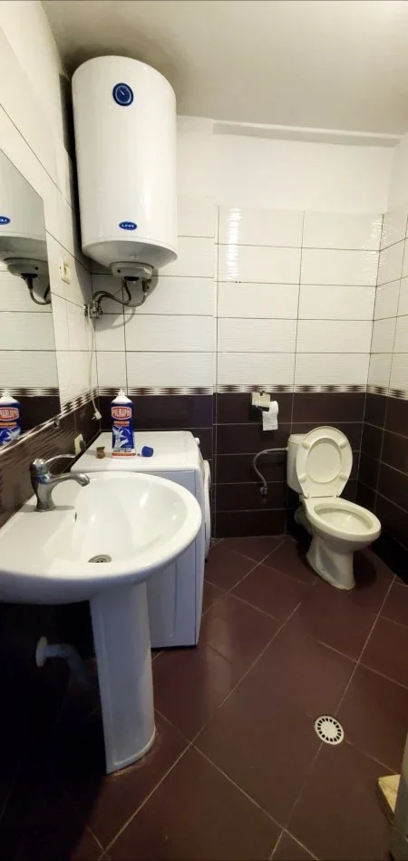 Tirane, jepet me qera apartament 2+1+Ballkon Kati 6, 400 € (Teodor Keko)