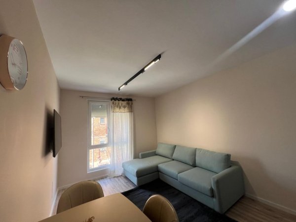 Tirane, jepet me qera apartament 1+1+Ballkon Kati 1, 67 m² 600 € (ali demi)