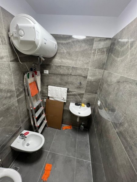 Tirane, jepet me qera apartament 1+1+Ballkon Kati 1, 67 m² 600 € (ali demi)