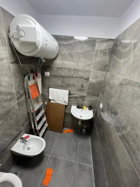 Tirane, jepet me qera apartament 1+1+Ballkon Kati 1, 67 m² 600 € (ali demi)