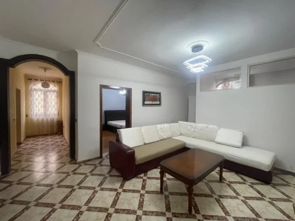 Tirane, jepet me qera Vile 2+1 Kati 2, 140 m² 500 € (ali demi)