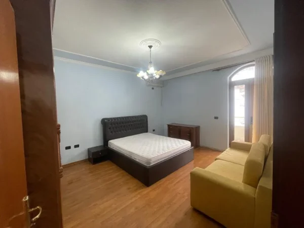 Tirane, jepet me qera Vile 2+1 Kati 2, 140 m² 500 € (ali demi)