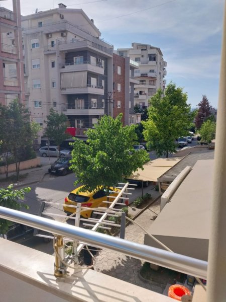 Tirane, jepet me qera apartament Kati 2, 100 m²