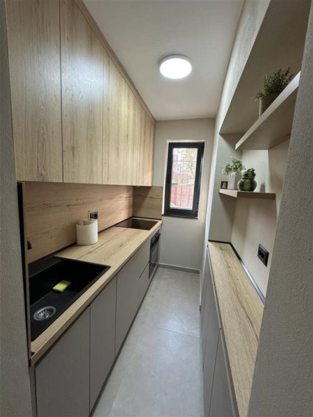 Tirane, jepet me qera apartament 1+1 Kati 1, 55 m² 400 € (Brryl , Prane Bar Oslo)