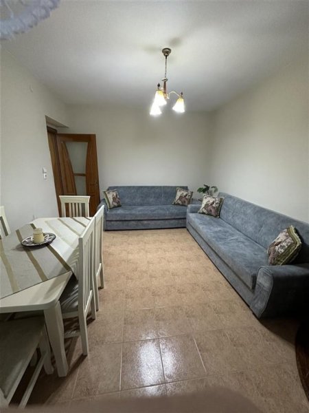 Tirane, jepet me qera apartament 1+1 Kati 1, 55 m² 400 € (Brryl , Prane Bar Oslo)