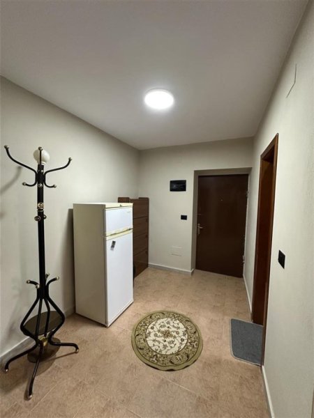 Tirane, jepet me qera apartament 1+1 Kati 1, 55 m² 400 € (Brryl , Prane Bar Oslo)