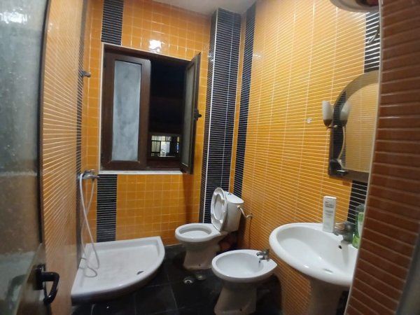Tirane, jepet me qera apartament 1+1 Kati 2, 280 m² 280 € (21 Dhjetori)