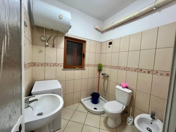 Tirane, jepet me qera apartament 1+1+Ballkon Kati 2, 65 m² 350 € (Rrethrrotullimi Shkozes)