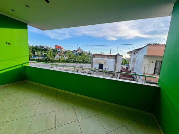 Tirane, jepet me qera apartament 1+1+Ballkon Kati 2, 65 m² 350 € (Rrethrrotullimi Shkozes)