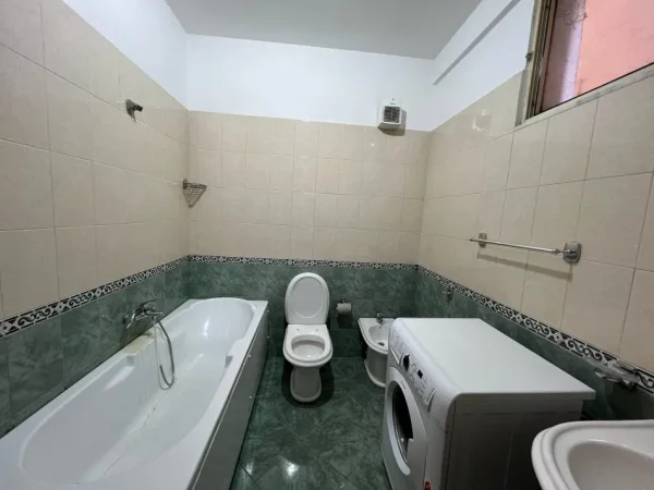 Tirane, shitet apartament 2+1+Ballkon Kati 1, 113 m²  € (Don Bosko)