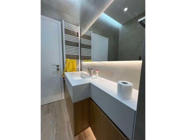 Tirane, jepet me qera apartament 2+1+Ballkon Kati 5, 110 m² 800 € (Kopshti Botanik)
