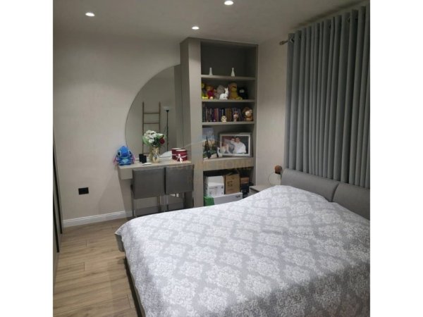 Tirane, jepet me qera apartament 2+1+Oborr,  Kati 2, 100 m² 600 € (Kombinat)