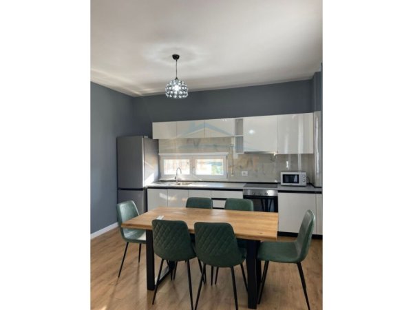 Tirane, jepet me qera apartament 2+1 Kati 2, 135 m² 1.000 € (Kopshti Botanik)