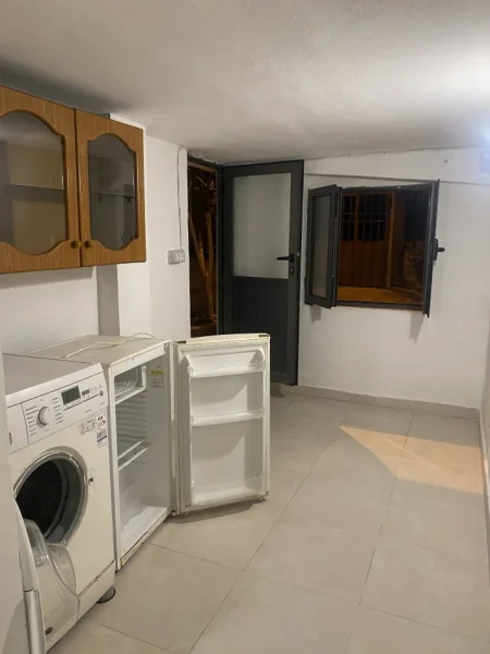 Tirane, jepet me qera shtepi 1+1 Kati 1, 50 m² 230 € (Gramoz Pashku)