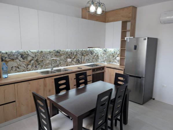 Tirane, jap me qera apartament 2+1+Ballkon Kati 2, 94 m² 700 € (Feizi himzo)
