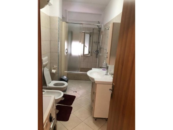 Tirane, jepet me qera apartament 2+1 Kati 3, 100 m² 450 € (Ali Demi)