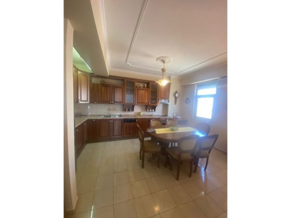 Tirane, jepet me qera apartament 2+1 Kati 7, 90 m² 800 € (BLLOK)