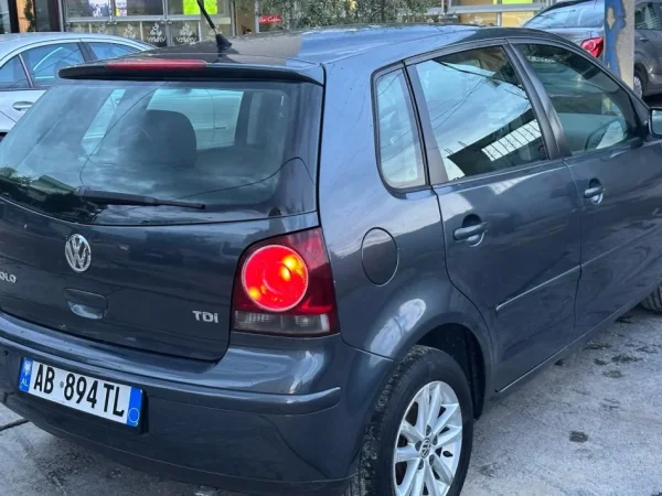 Elbasan, shes makine VOLKSWAGEN POLO Nafte, gri e erret manuale Kondicioner 231.000 km 3.900 €