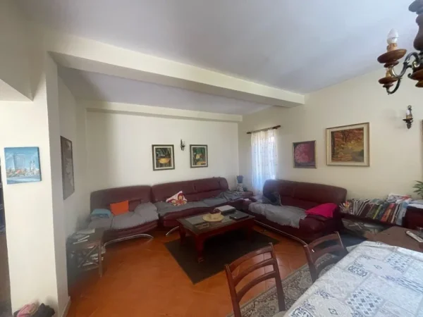 Tirane, jepet me qera Vile 3+1 Kati 2, 210 m² 1.300 € (Ambasada Amerikane)