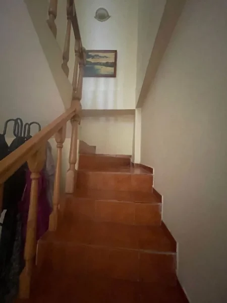 Tirane, jepet me qera Vile 3+1 Kati 2, 210 m² 1.300 € (Ambasada Amerikane)