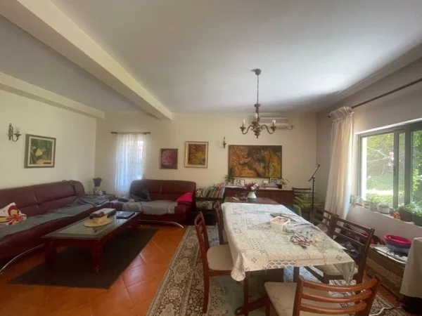 Tirane, jepet me qera Vile 3+1 Kati 2, 210 m² 1.300 € (Ambasada Amerikane)