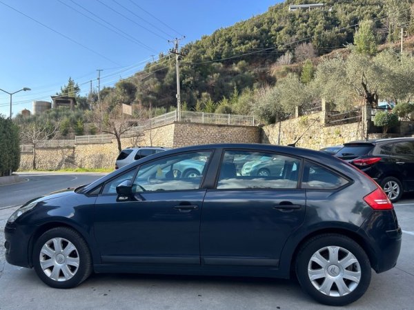 Tirane, shes makine Citroen C4 Benzin+Gaz, blu e errët automatik Kondicioner 92 km 4.000 €