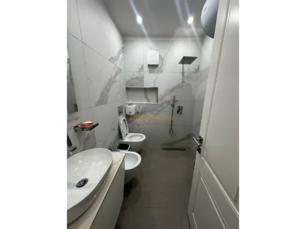 Tirane, jepet me qera apartament 1+1+Ballkon Kati 5, 70 m² 600 € (Bulevardi Zogu I)