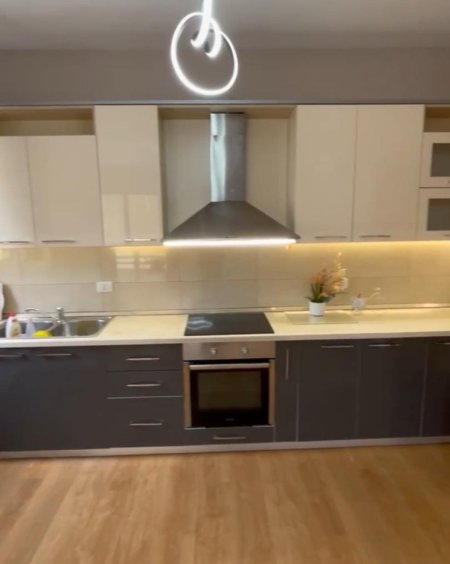 Tirane, jepet me qera apartament 3+1+Ballkon Kati 2, 150 m² 700 € (Rr. Eduart Mano, kopshti Zoologjik)