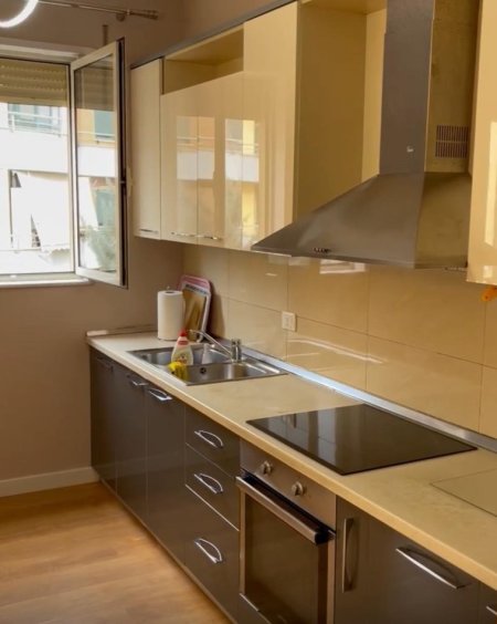 Tirane, jepet me qera apartament 3+1+Ballkon Kati 2, 150 m² 700 € (Rr. Eduart Mano, kopshti Zoologjik)
