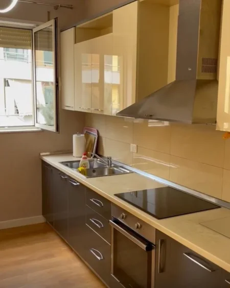 Tirane, jepet me qera apartament 3+1+Ballkon Kati 2, 150 m² 700 € (Rr. Eduart Mano, kopshti Zoologjik)